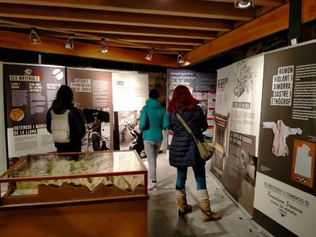 Exposició Enfilant l'agulla Exposició Enfilant l'agulla