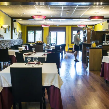 Ampli i Acollidor Restaurant . Cuina amb producte de proximitat. Menú i Carta.