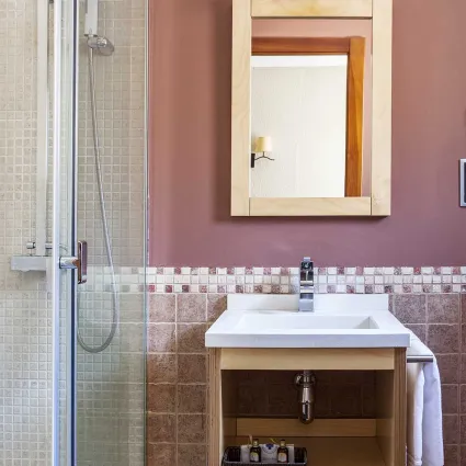 Acollidores habitacions amb bany i ben equipades. Productes d'acollida i assecador