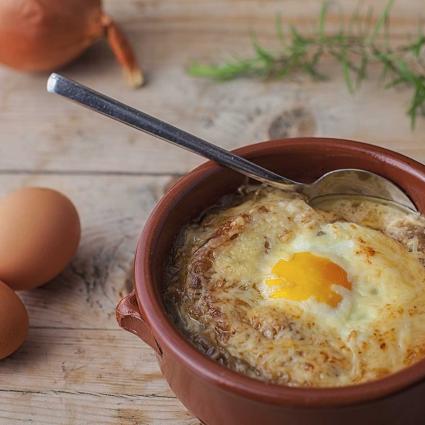 Sopa de Ceba gatinada amb ou