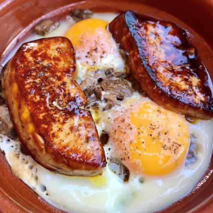Huevos al plato con foie fresco