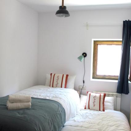Petite chambre avec lit cigogne