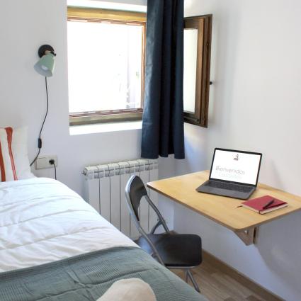 Petite chambre avec espace de travail