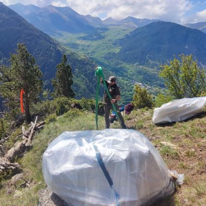 Instal·lació de l'antena que retransmetrà el sistema wifi al Planell d'Aigüestortes