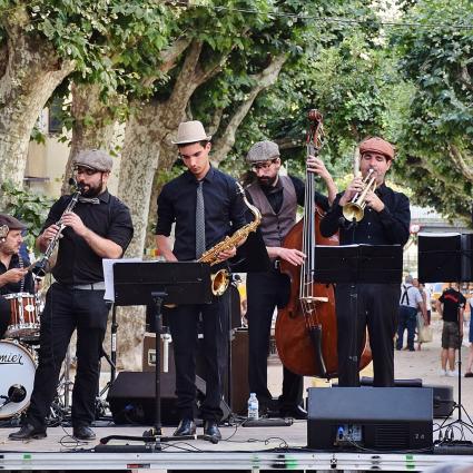 Men in swing