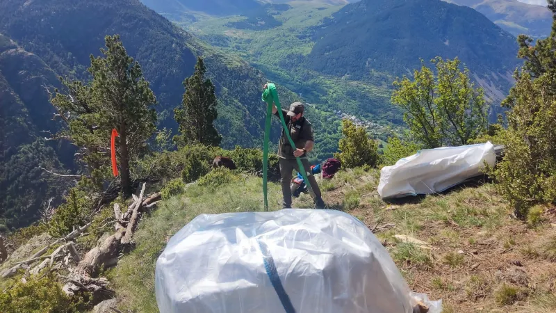 Instal·lació de l'antena que retransmetrà el sistema wifi al Planell d'Aigüestortes Instal·lació de l'antena que retransmetrà el sistema wifi al Planell d'Aigüestortes